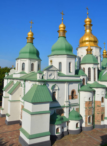 KIEV UKRAINE 09 04 17: La catedral de Santa Sofía en Kiev es un monumento arquitectónico de Kievan Rus ". La catedral es uno de los monumentos más conocidos de la ciudad y el primer lugar de patrimonio de Ucrania.. - Foto, Imagen