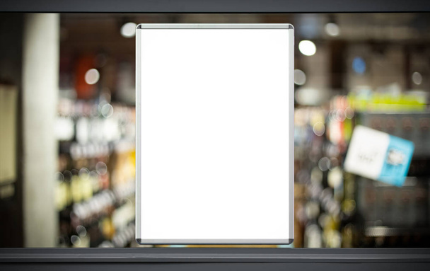 Lege reclame bord in liquor store showcase - Foto, afbeelding