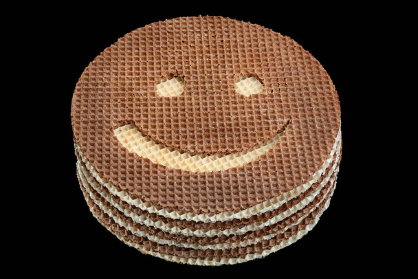 Siyah arkaplanda izole edilmiş yuvarlak waffle kabartması gülümsemesi. - Fotoğraf, Görsel