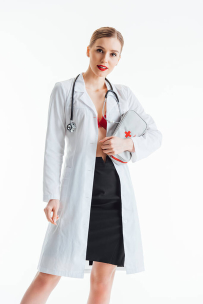 glücklich und sexy Krankenschwester hält Verbandskasten isoliert auf weiß  - Foto, Bild