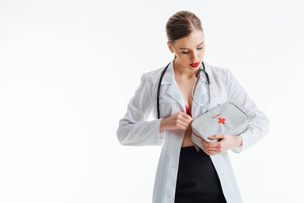 krásná a sexy zdravotní sestra otevření první pomoc kit taška izolované na bílém  - Fotografie, Obrázek