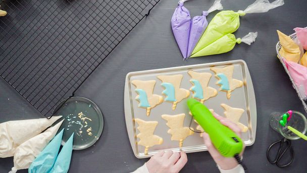 Acostado. Decoración de galletas de azúcar unicornio con glaseado real multicolor. - Foto, imagen