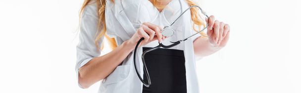 panoramiczne ujęcie kobiety trzymającej stetoskop na białym  - Zdjęcie, obraz