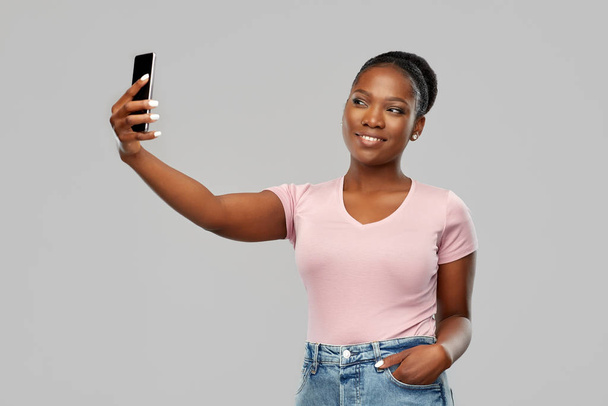 african american woman taking selfie by smartphone - Fotoğraf, Görsel