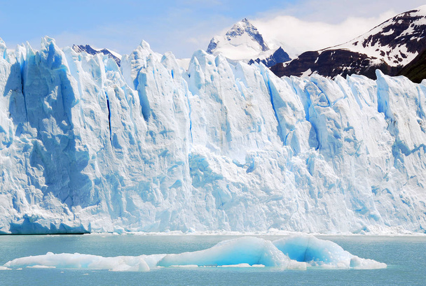 Perito Moreno Glacier on jäätikkö, joka sijaitsee Los Glaciaresin kansallispuistossa Santa Cruzin maakunnassa Argentiinassa. Se on yksi tärkeimmistä nähtävyyksistä Argentiinan Patagonia - Valokuva, kuva