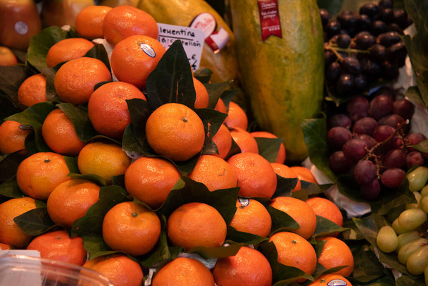 Verse gezonde heerlijke en sappige sinaasappelmandarijnen op een fruitmarkt - Foto, afbeelding