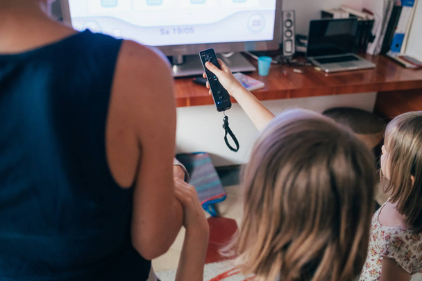 weibliches Kind, das einen Steuerknüppel hält und zu Hause Videospiele spielt - Unterhaltung, Spiele, Freizeitkonzept - Foto, Bild