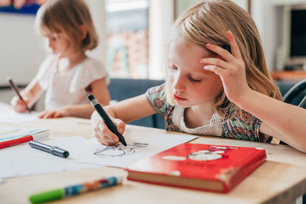 Mädchen malen mit Bleistift auf Papier - Spielen, Zeichenaktivitäten, Kreativitätskonzept - Foto, Bild