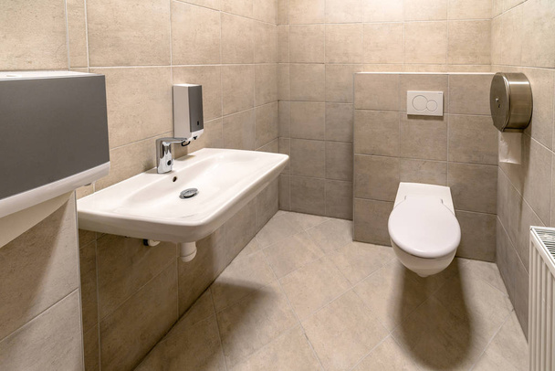 Montierte Toilettenschüssel und Waschbecken im WC - Foto, Bild