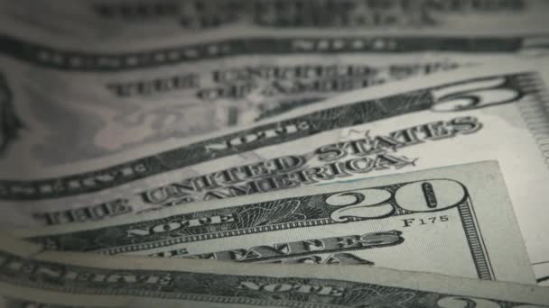 Inclinação lenta para baixo na moeda dos Estados Unidos da América, notas de cinco e vinte dólares, close-up
. - Filmagem, Vídeo