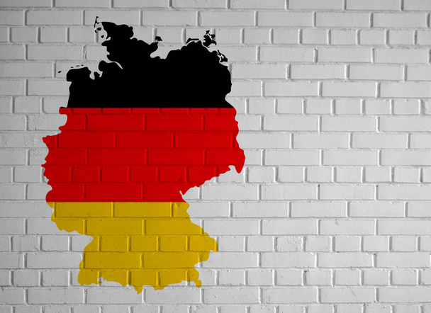 Alemanha mapa silhueta país em cores bandeira nacional alemã na parede de tijolo branco com espaço de cópia para o seu projeto
. - Foto, Imagem