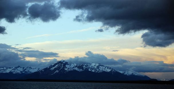 Puerto Natales est une ville de Patagonie chilienne. Puerto Natales est la capitale de la commune (espagnol : comuna) de Natales et de la province de ltima Esperanza, (espagnol pour "Last Hope")")  - Photo, image