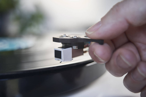 Close-up van de hand zetten Naald of Record Player draaitafel op Vinyl Lp - Foto, afbeelding