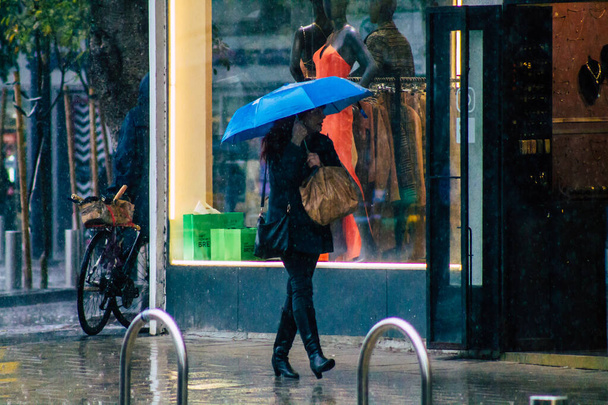 Тель-Авів Ізраїль 19 лютого 2020 Вид неідентифікованих людей, що гуляють вулицями Тель-Авіва під час дощового дня взимку. - Фото, зображення