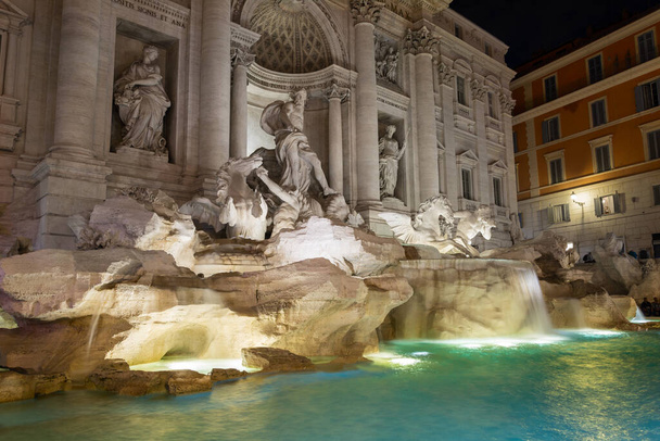 Rome, Italy - Oct 04, 2018: Night throng near the Trevi Fountain in Rome - Foto, imagen