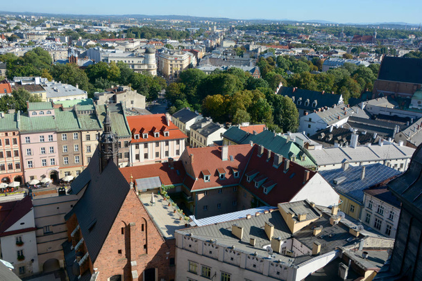 KRACOW ΠΟΛΩΝΙΑ 09 19 17: Bird eye view of Krakow, Κρακοβία είναι η δεύτερη μεγαλύτερη και μία από τις παλαιότερες πόλεις στην Πολωνία. Η πόλη έχει αυξηθεί από τον οικισμό της Λίθινης Εποχής στην Πολωνία δεύτερη πιο σημαντική πόλη - Φωτογραφία, εικόνα