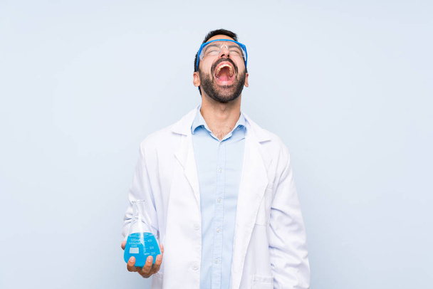 Nuori tieteellisen tilan laboratoriopullo eristetyn taustan päällä huutaen eteen suu auki
 - Valokuva, kuva