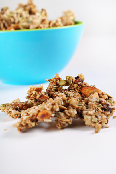 Tiro de granola gourmet en tazón azul vertical
 - Foto, Imagen