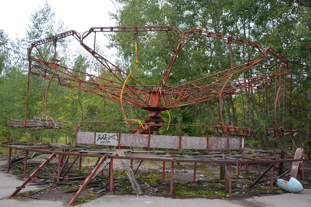 PRIPVAT CHERNOBYL UKRAINE 09 03 17: Merry-go-round in Ghost City of Pripyat exclusion Zone of Chernobyl accident dominates the energy of most disastrous nuclear power plant accident in history, - Foto, Imagem