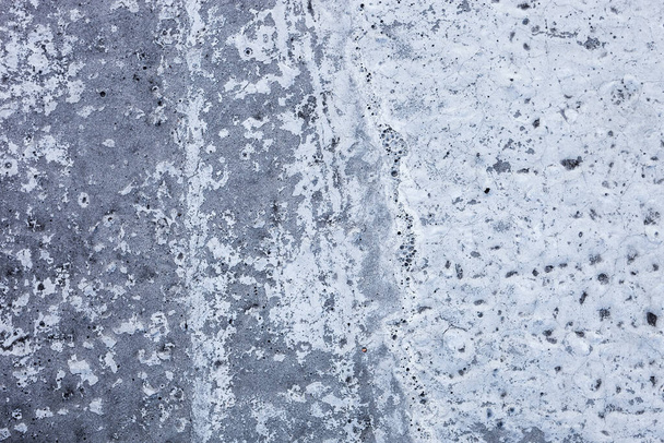 Parede de concreto parcialmente caiado com textura rica e variada. - Foto, Imagem
