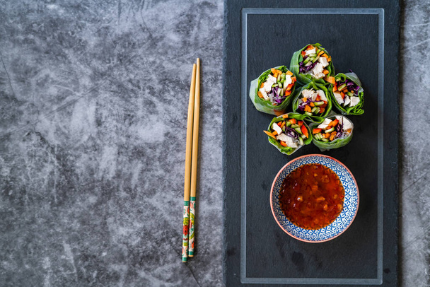 Healthy Asian Vietnamese Spring Roll / Goicuon con rollos de papel de arroz y salsa de chile rojo picante. Alimentos ecológicos
. - Foto, Imagen