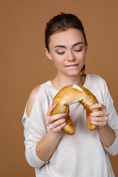 fiatal nő kezében kenyér - Fotó, kép