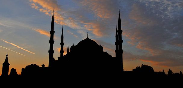 Silhouet van de Sultan Ahmed Moskee (Blauwe Moskee) een van de meest populaire toeristische attracties in Istanbul - Foto, afbeelding
