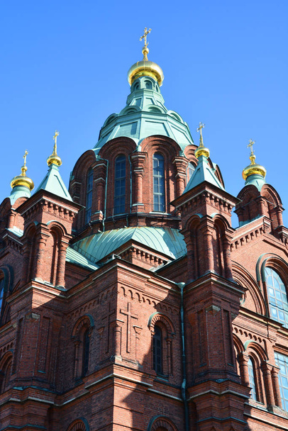 Uspenski-Kathedrale im Zentrum von Helsinki, der Hauptstadt Finnlands. Die Uspenski-Kathedrale wurde 1862-1868 im russisch-byzantinischen Stil erbaut und ist die größte orthodoxe Kirche Westeuropas. - Foto, Bild