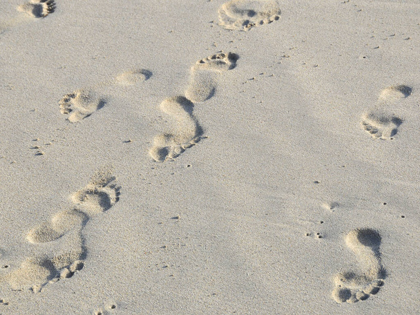 Impressão do pé na areia
 - Foto, Imagem