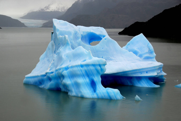 Iceberg, Torres del Paine, Chili είναι ίσως το πιο εντυπωσιακό εθνικό πάρκο του κόσμου. Ένα απαράμιλλο τοπίο από τρελές κορφές κορυφές, απίστευτα μπλε λίμνες, έρημες πάμπας και παγόβουνο-φορτωμένο ποτάμι. - Φωτογραφία, εικόνα