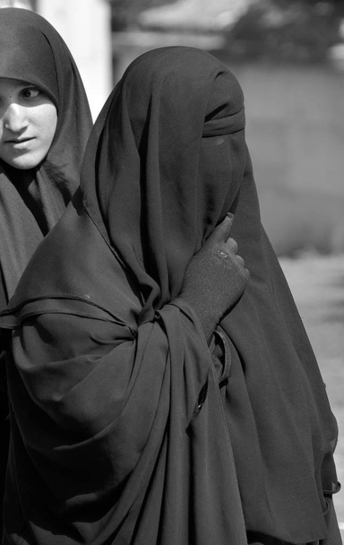 ISTANBUL TURKEY OKTOBER 08: Muslimisch verschleierte Frau im Herzen der Innenstadt von Istanbul am 08. Oktober 2013. Die türkische Regierung verbot Frauen, die Kopftuch tragen, im öffentlichen Sektor zu arbeiten. - Foto, Bild