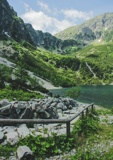 Le lac Morskie Oko ou Eye of the Sea. Montagnes des Carpates occidentales. Parc national des Tatra dans la vallée du Rybi Potok (ruisseau Fish), Zakopane, Pologne
. - Photo, image