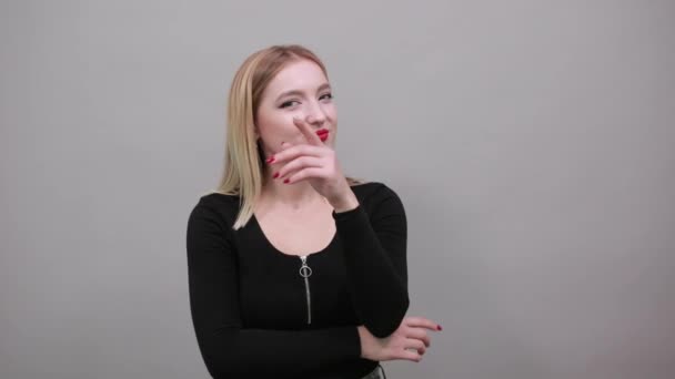 Tyttö musta takki harmaa tausta fiksu nainen ajattelee, pitää kädestä kasvoihin
 - Materiaali, video