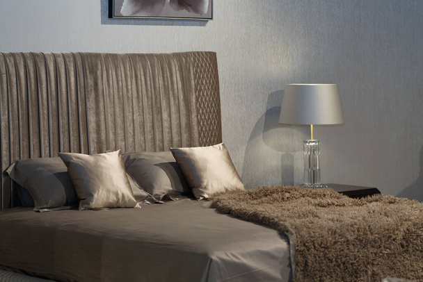 Camera da letto interno argento lenzuola e cuscini
. - Foto, immagini