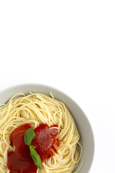 Homemade Spaghetti with tomato and basil sauce, seen from above on white background. Italian pasta.Flat lay. - Foto, afbeelding