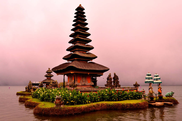 Unglaublicher Blick auf den Pura Ulun Danu Bratan Tempel an einem nebligen Tag, Bali - Foto, Bild