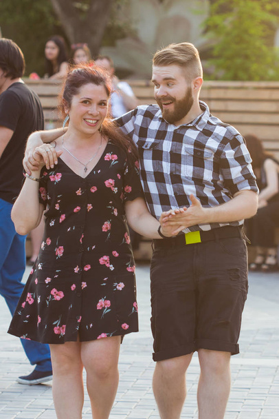 Conceito de kizomba, bachata ou salsa - casal dançando dança social em festa ao ar livre
. - Foto, Imagem