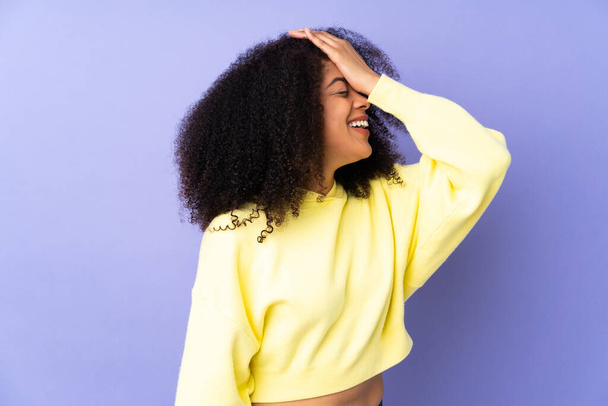 Молодая афроамериканка, изолированная на фиолетовом фоне, кое-что поняла и намеревается решить - Фото, изображение