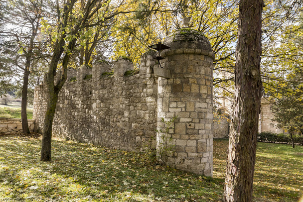 Castromonte, España. Murallas defensivas del monasterio de La Santa Espina (Espina Santa
) - Foto, Imagen