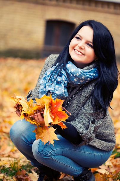 Young pretty woman in autumn park - Fotoğraf, Görsel