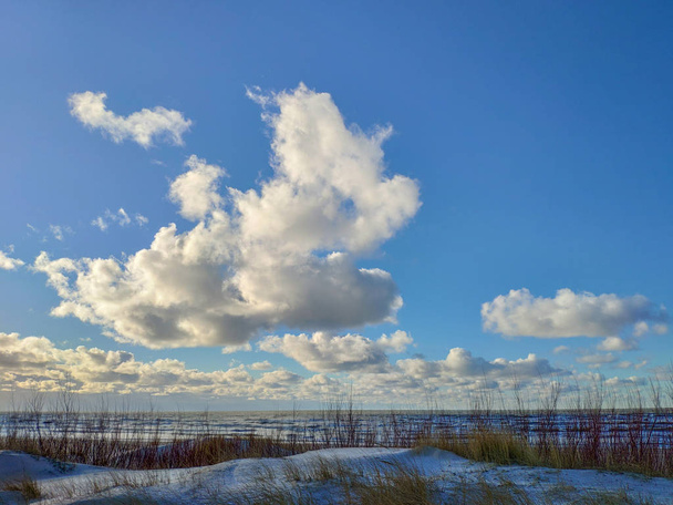 Beau paysage marin avec des dunes de sable et ciel bleu nuageux
 - Photo, image
