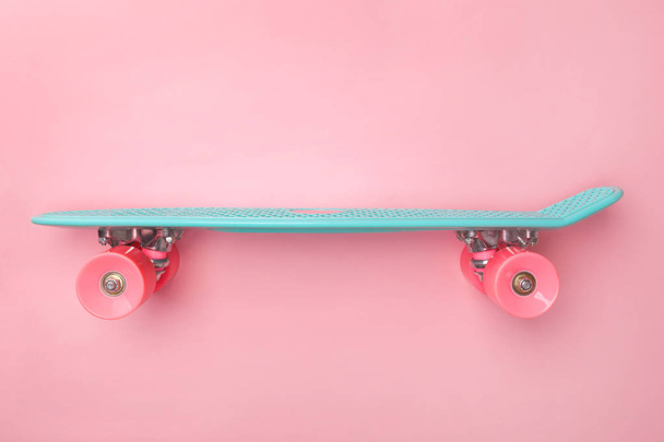 Вид на скейтборд на рожевому фоні. Міні - крейсер. - Фото, зображення
