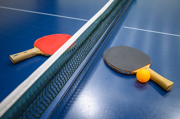 Ping pong table tennis bats and ball - Foto, afbeelding