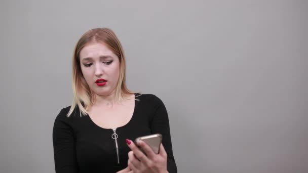 girl in black jacket frustrated woman reacts negatively to conversation on phone - Záběry, video