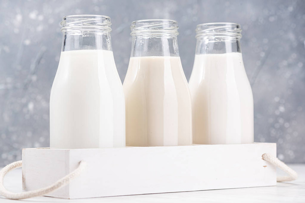 Milch auf Mandel-, Soja- und Reisbasis. Alternative Nahrungsmittel ohne Milchprodukte. Bio-Frischmilch. - Foto, Bild