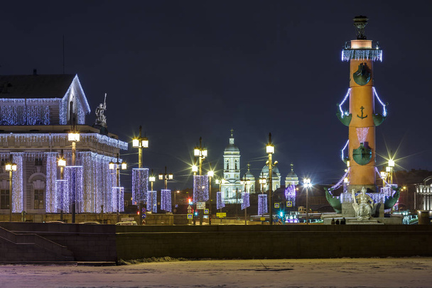 Navidad San Petersburgo. Escupir de Vasilyevsky Island vista nocturna
 - Foto, imagen