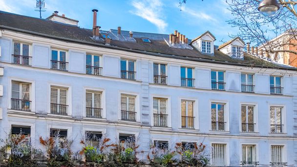 Párizs, tipikus homlokzat és ablakok, gyönyörű épület Montmartre - Fotó, kép