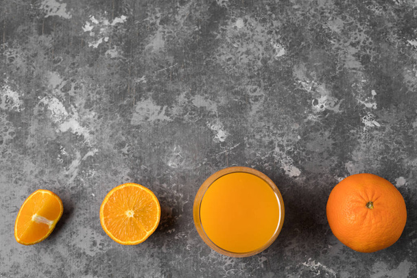 Покроковий процес стискання свіжого апельсина в здоровий сік
 - Фото, зображення
