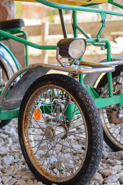 Ποδήλατο με τέσσερις τροχούς σπιτικό - close-up Diy upcycling - Φωτογραφία, εικόνα