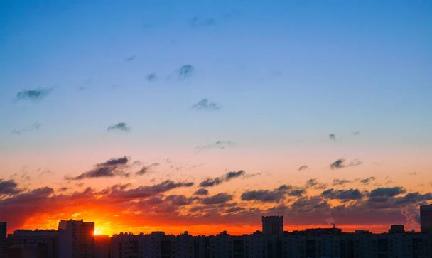 Dramatyczny zachód słońca nad dużym krajobrazem miasta Moskwa - Zdjęcie, obraz